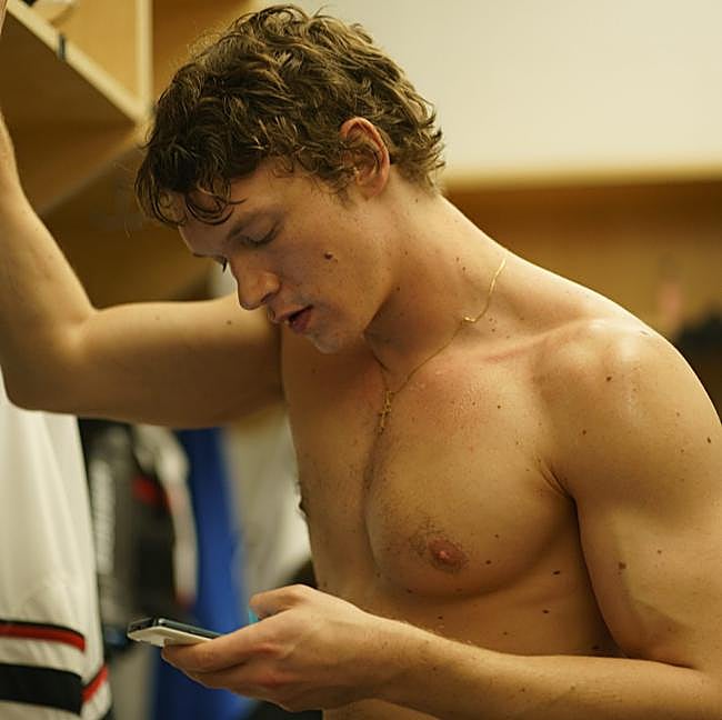 Connor Storrie, que ya hizo el casting de la serie a pecho descubierto, es Ilya Rozanov en la serie Más que rivales.