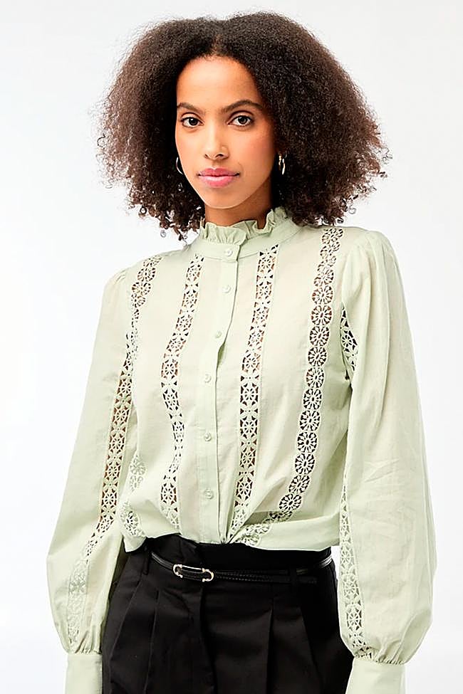 Blusa verde con bordados de Kiabi.