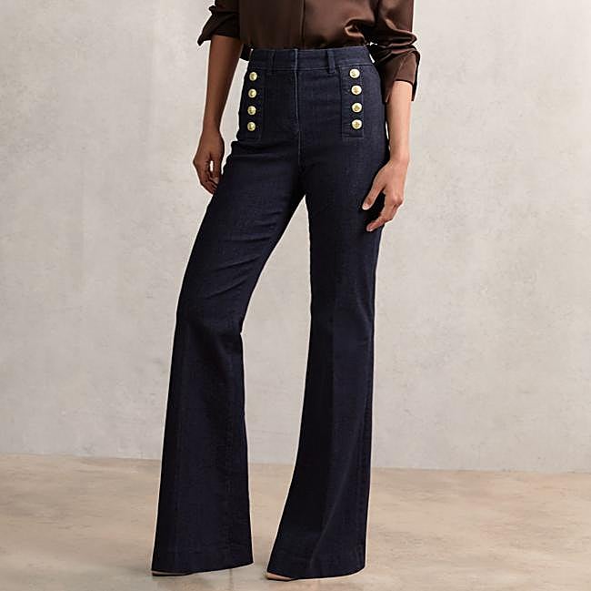 Vaqueros de tiro alto con botones dorados de Reiss, 220 euros.