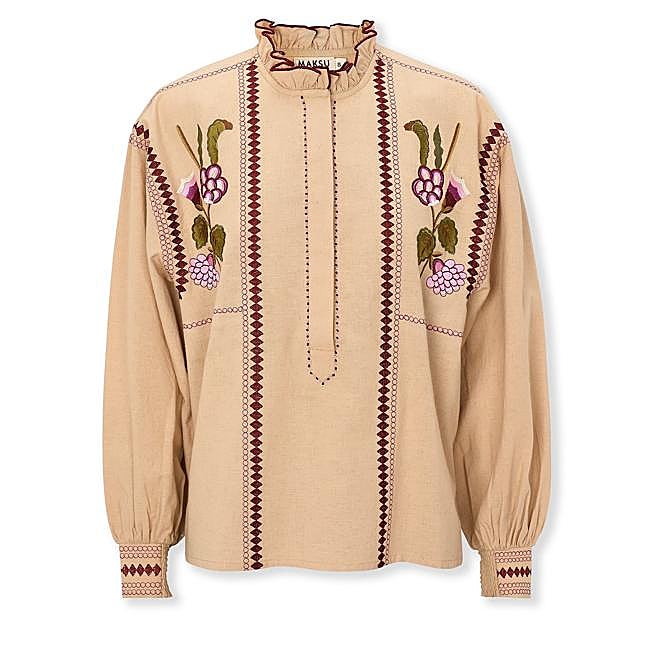 Blusa beige con bordado floral de Masku, 165 euros.