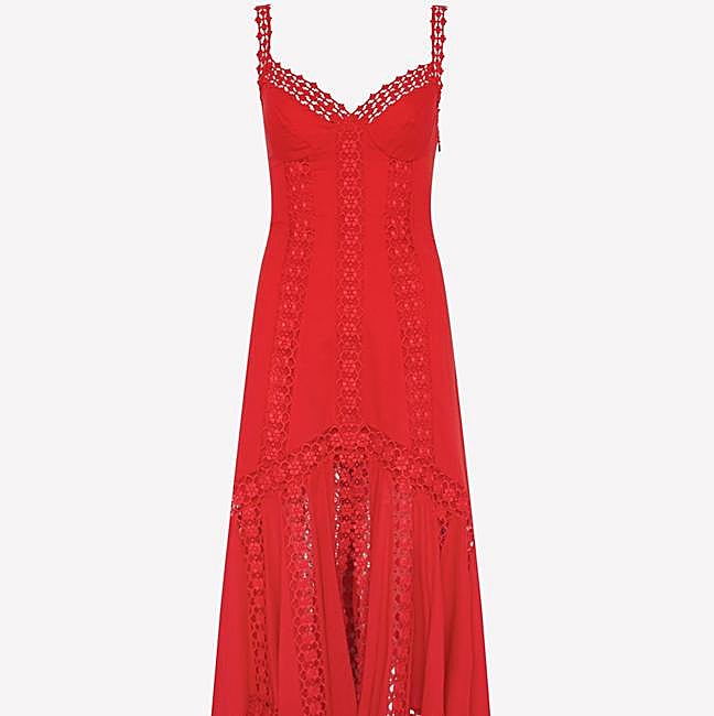 Vestido rojo con bordados y encaje de Charo Ruiz, 590 euros.