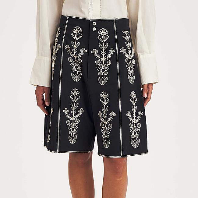Bermudas con bordado floral de Antik Batik, 345 euros.