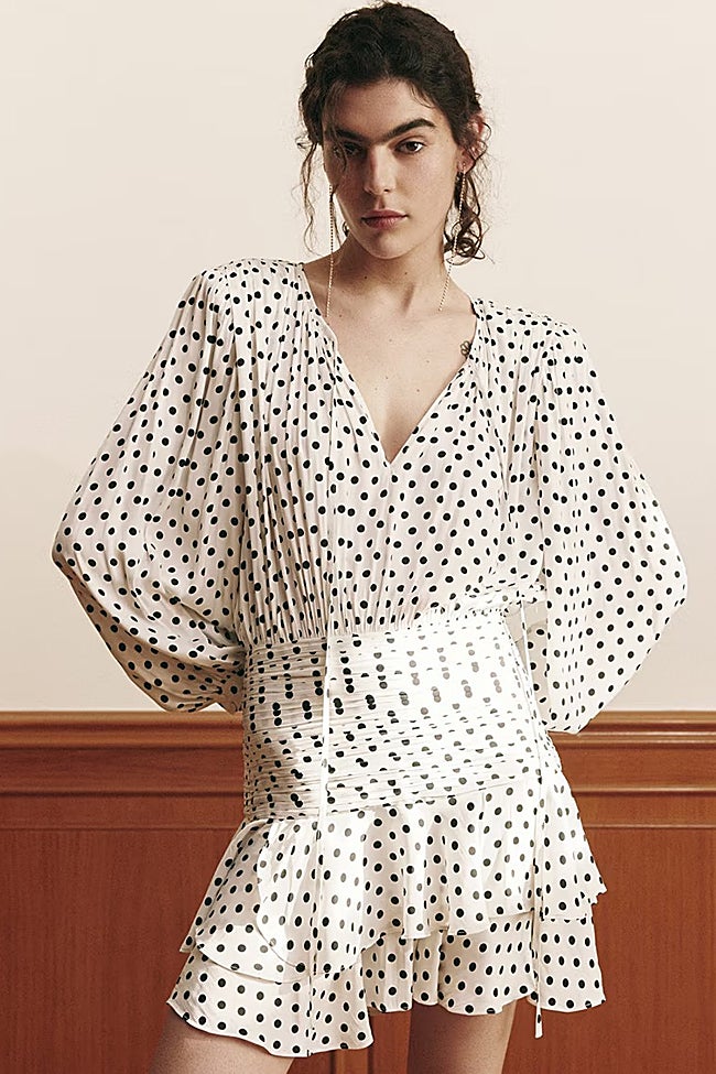 Vestido con estampado de lunares de Sfera (59,99 euros)