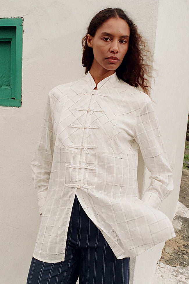 Camisa blanca de Sfera (39,99 euros)