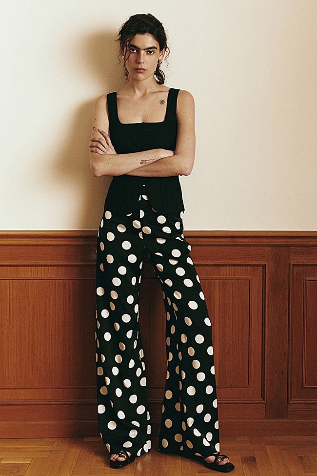 Pantalón con estampado de lunares de Sfera (39,99 euros)