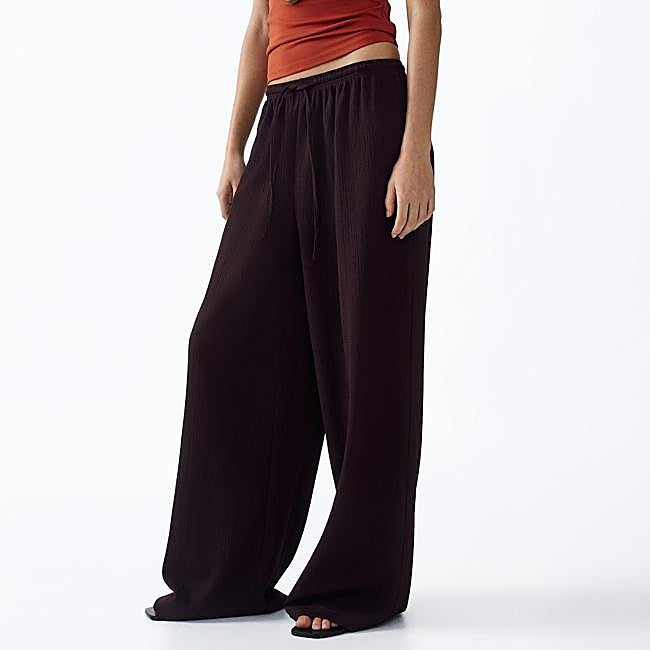 Loose-fitting pants with elastic waistband in dark shade from H&M, €14.99.