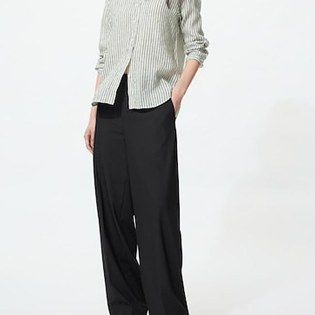 Large black wide-leg pants with clean cut from Uniqlo, €39.90.