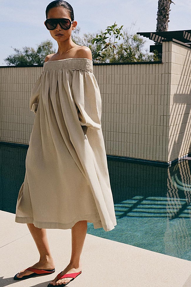 Vestido con los hombros al aire de Zara (59,95 euros)