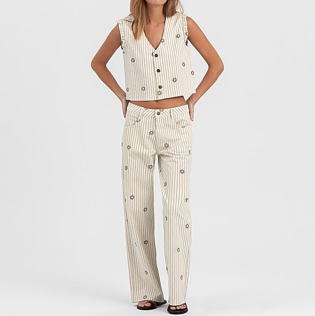 Conjunto de top corto y pantalón de tiro alto de Noon: pantalón 69 euros y chaleco 45 euros.