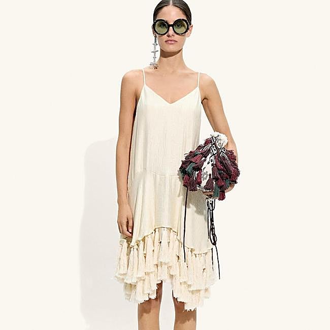 Vestido corto fluido con flecos de Parfois, 69,99 euros.