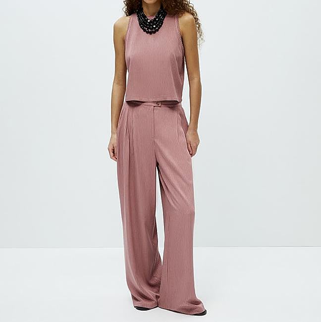 Conjunto de top y pantalón fluido de rayas de Sfera: pantalón 35,99 euros y top 17,99 euros.