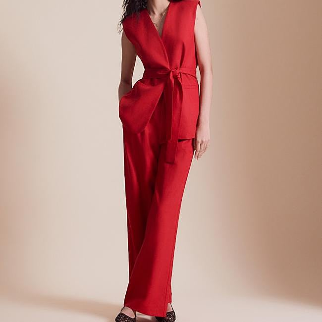 Conjunto rojo de chaleco y pantalón de Easy Wear: pantalón 35,99 euros y chaleco 35,99 euros.