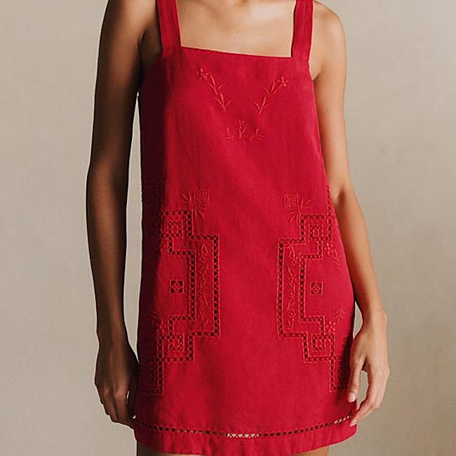 Vestido corto rojo con bordados de Sézane, 135 euros.