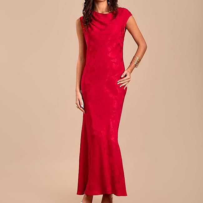 Vestido largo rojo ajustado de The-Are, 139,95 euros.