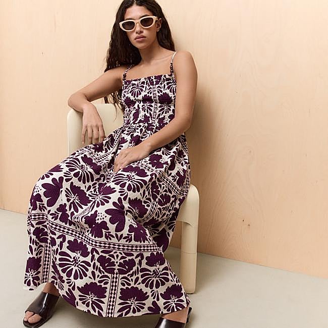 Vestido largo estampado en tonos oscuros de Easy Wear, 29,95 euros.
