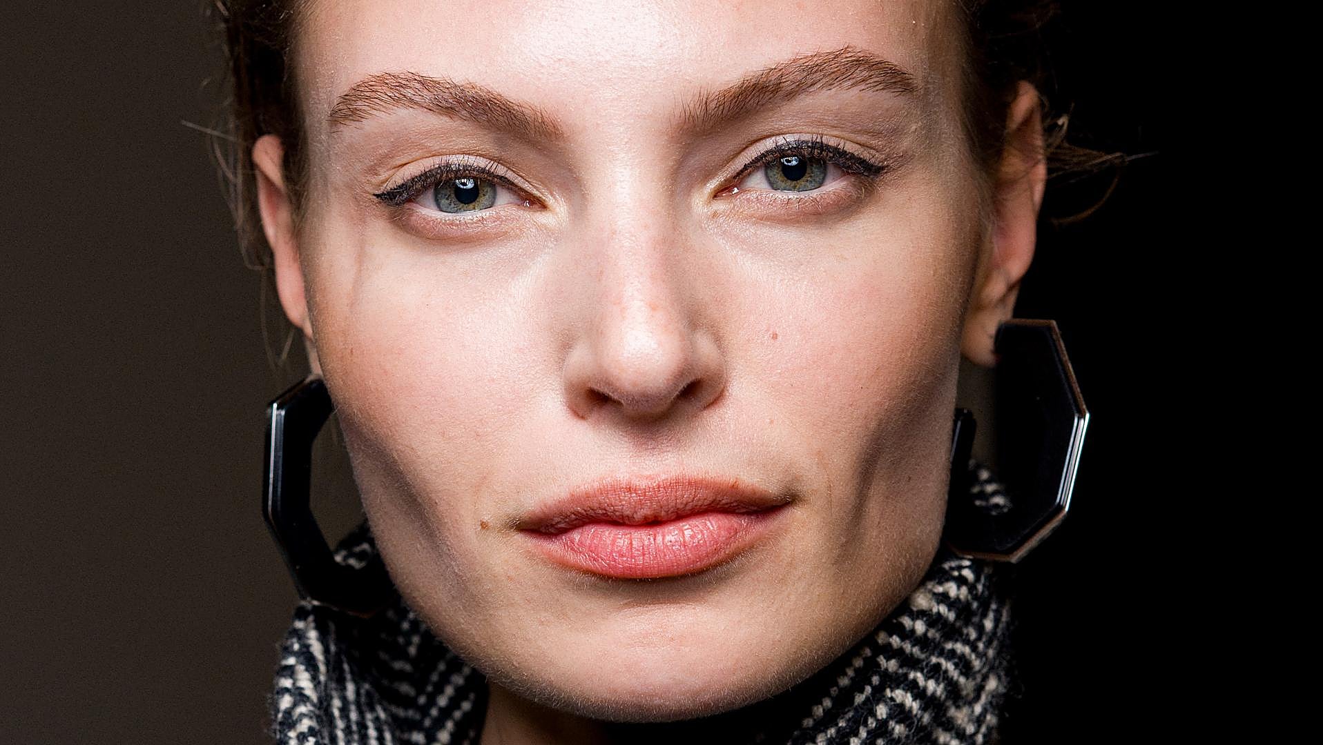 Makeup Artist Discovers Eyebrow Pencil That Makes Microblading Unnecessary