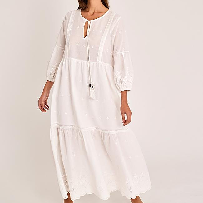 Vestido largo blanco con detalles bordados de Selmark, 48,95 euros.
