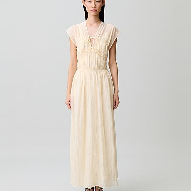 Vestido largo en tono crudo minimal de Claudie Pierlot, 325 euros.