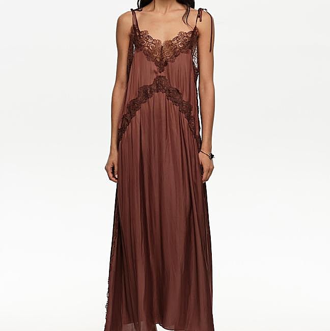 Vestido largo lencero en tono marrón de Bimba y Lola, 112,50 euros.