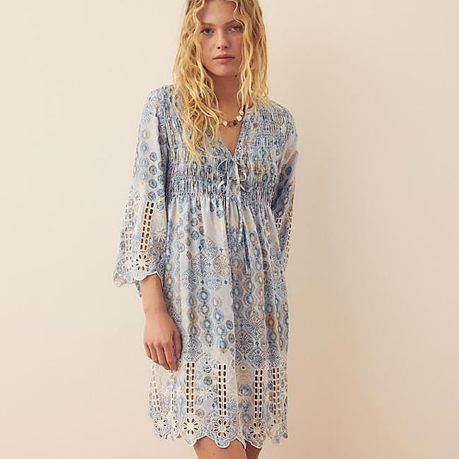 Vestido corto boho en azul con bordados de Southern Cotton, 69,99 euros.