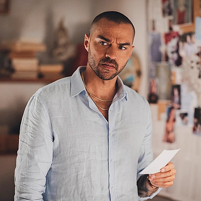 Jesse Williams, en la serie Hotel Costiera.
