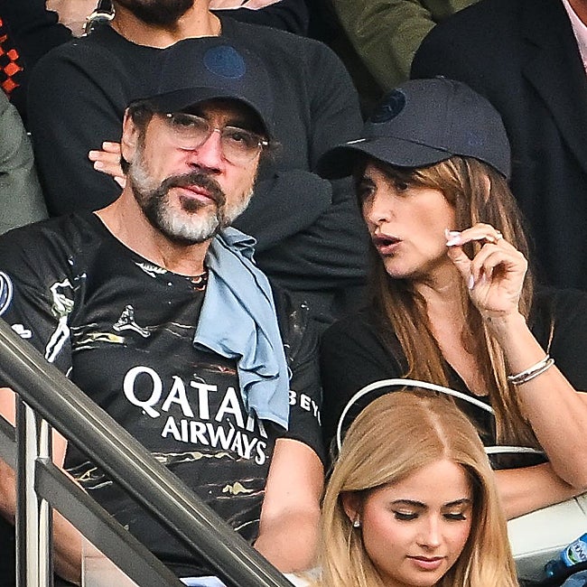 Javier Bardem y Penélope Cruz, en un partido de fútbol en París.