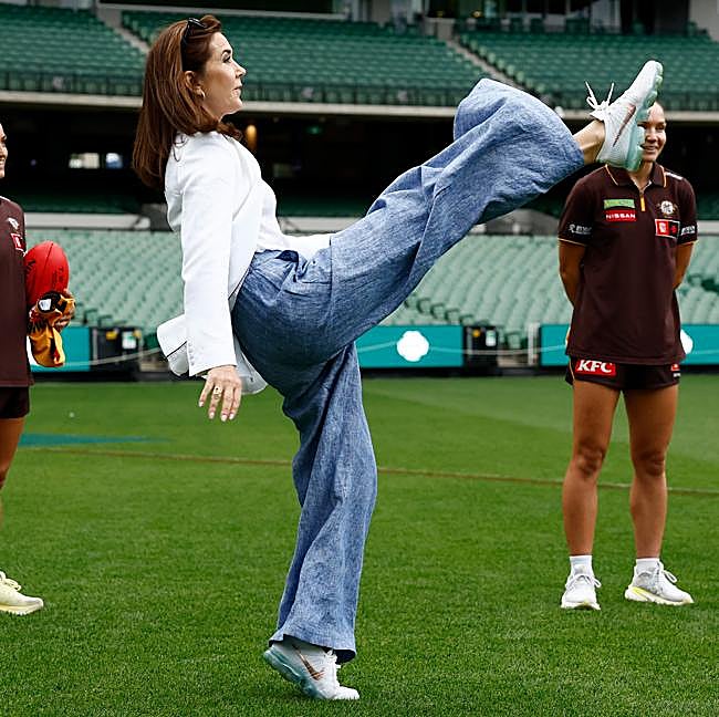 Mary de Dinamarca con unas zapatillas de Nike.