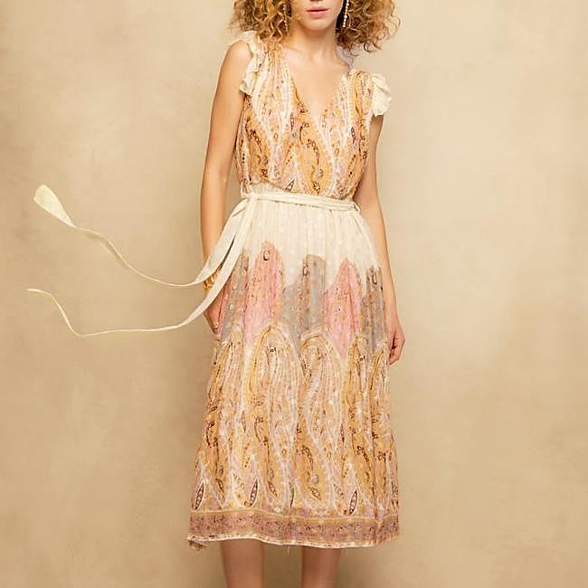 Vestido midi estampado en tonos suaves de Niza, 139,90 euros.