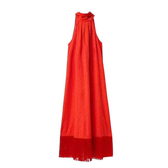 Vestido largo rojo con flecos de Sfera, 35,99 euros.