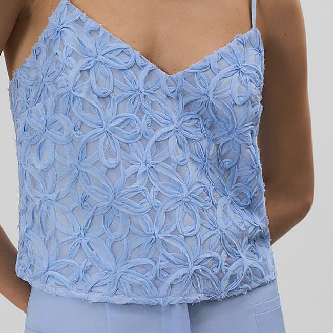 Top azul con bordado floral de Simorra, 45 euros.