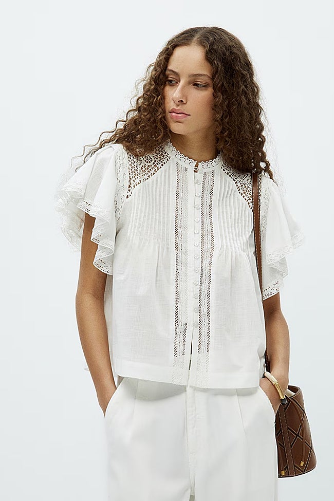 Blusa blanca de Sfera (25,99 euros)