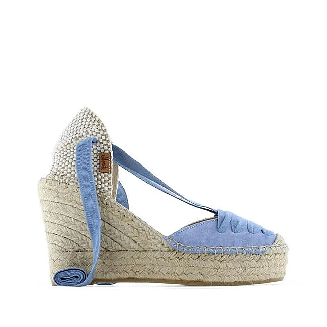 Alpargatas azules con cuña y cintas de Vidorreta, 89,90 euros.