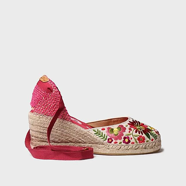Alpargatas bordadas en tonos fucsia de Toni Pons, 89,95 euros.