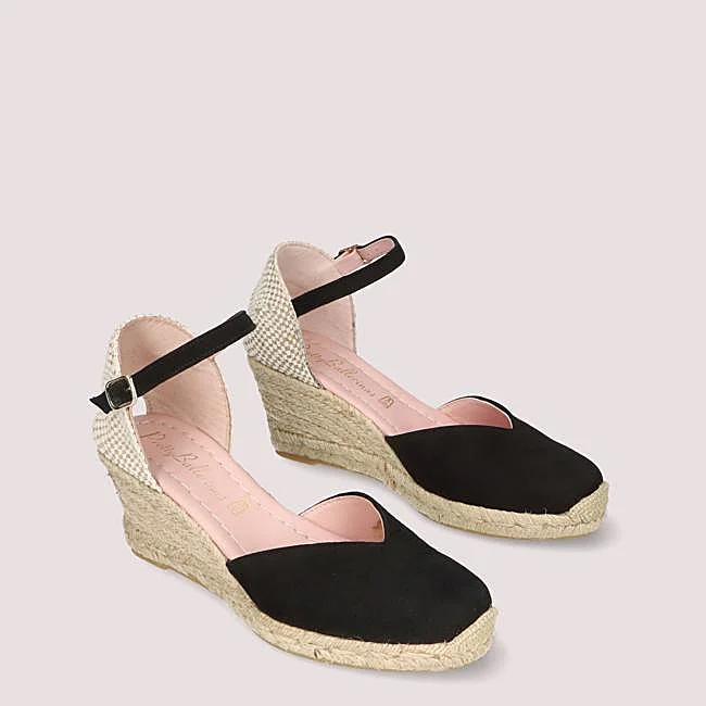 Alpargatas negras con pulsera al tobillo de Pretty Ballerinas, 149 euros.