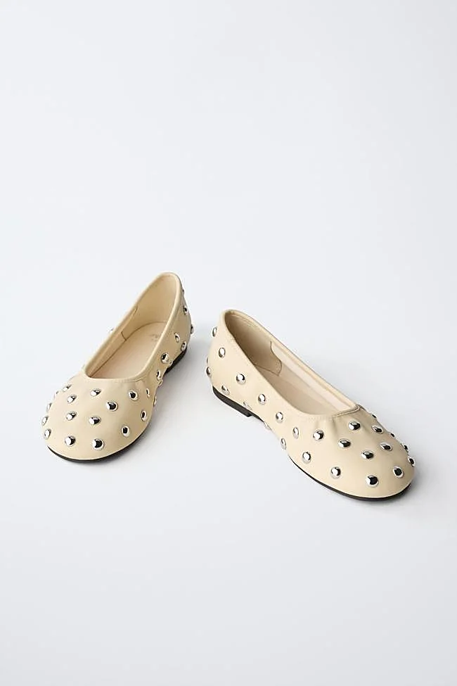 Bailarinas en color crudo con tachuelas de Zara.