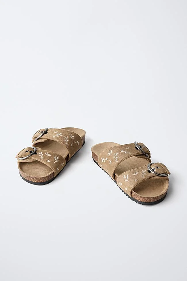 Sandalia con doble hebilla y bordado de Zara Kids.