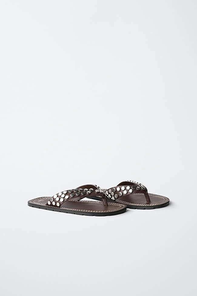 Sandalia con detalle de tachuelas de Zara Kids.