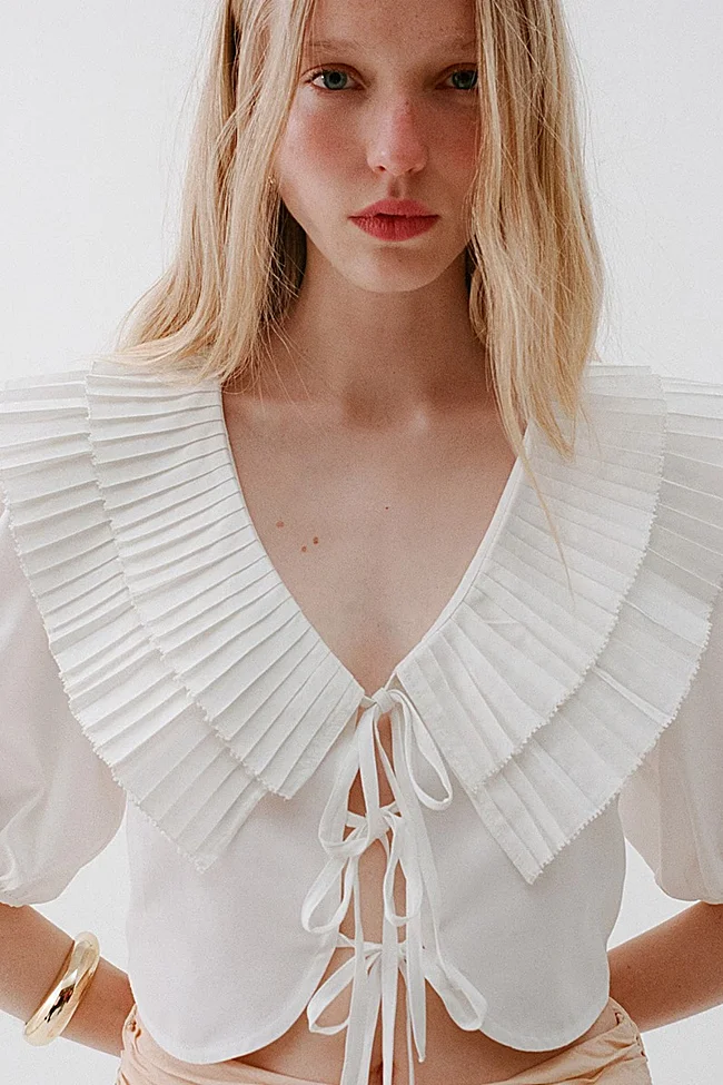 Blusa blanca de Sfera (25,99 euros)