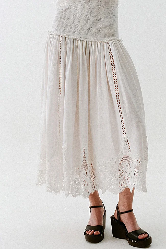 Falda blanca de Sfera (69,99 euros)
