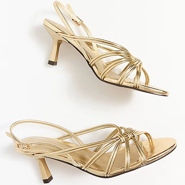 Sandalias doradas de Sfera (25,99 euros)