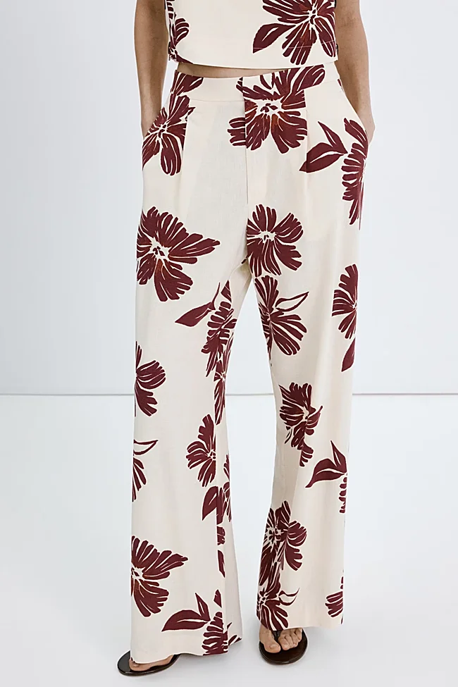 Pantalón estampado con flores de Mango (35,99 euros)