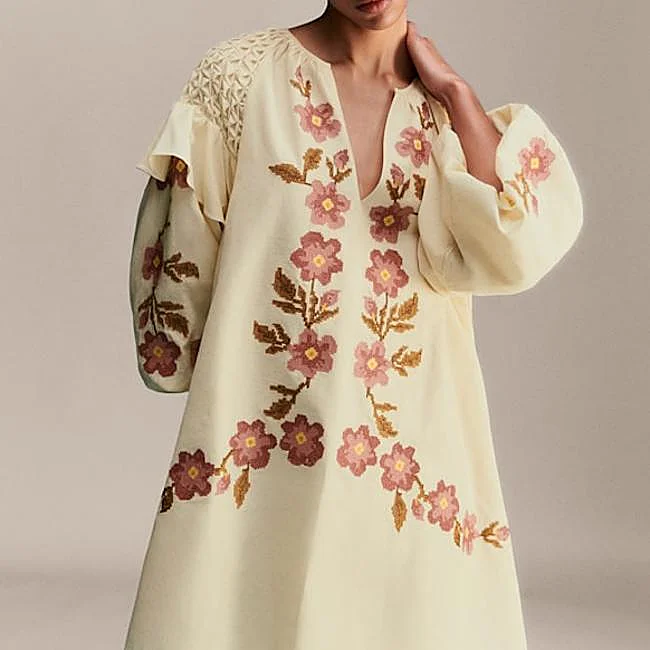 Vestido corto bordado con flores de Sézane, 170 euros.