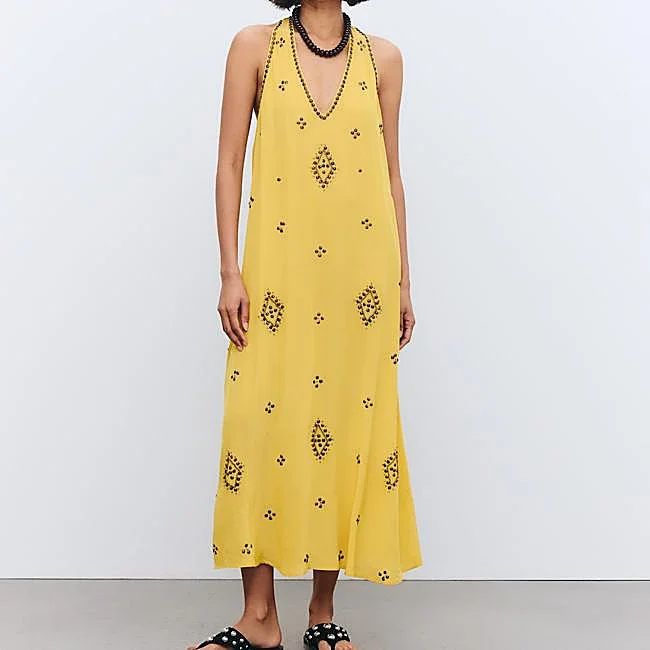 Vestido amarillo de inspiración bohemia de Tintoretto, 110 euros.