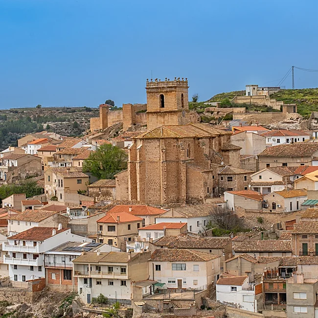 La iglesia de Santa María de la Asunción preside la estampa de Jorquera.