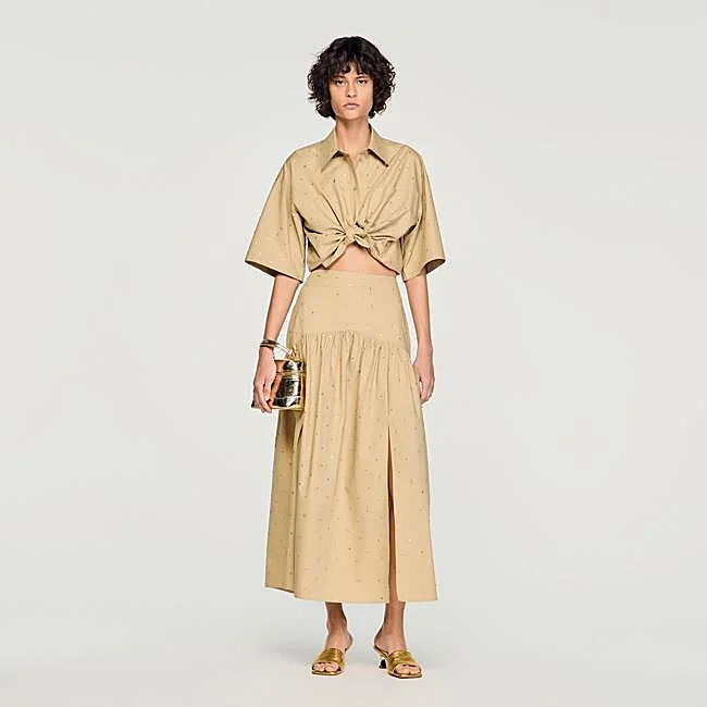 Conjunto beige con falda midi de Sandro: falda 245 euros y top 195 euros.