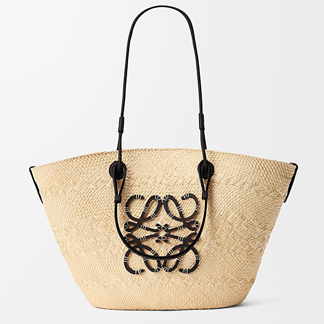 El bolso capazo Anagram de Loewe (950 euros).