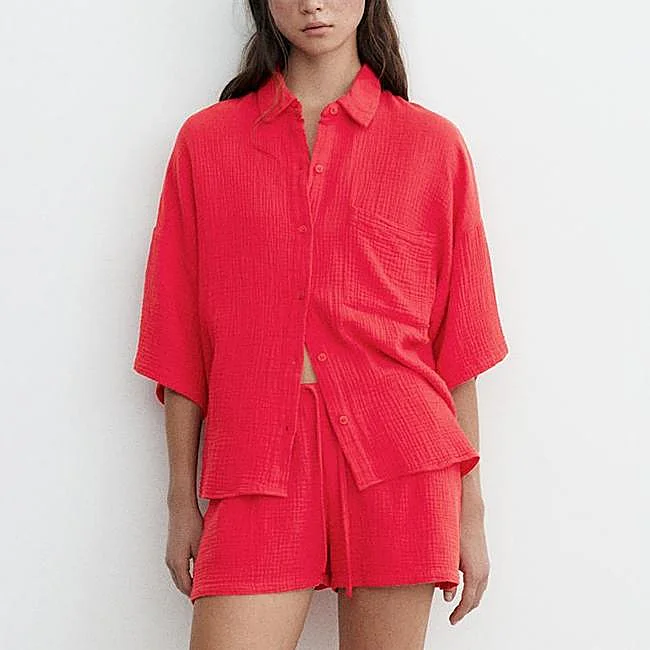 Conjunto de camisa y shorts de Pull&Bear: camisa 25,99 euros y bermudas 19,99 euros.