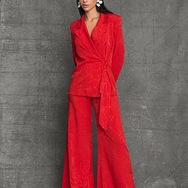 Poppy-red suit by Miphai: trousers 79.99 euros and jacket 99.99 euros.