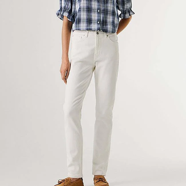 Vaqueros blancos rectos clásicos de Pepe Jeans, 79 euros.