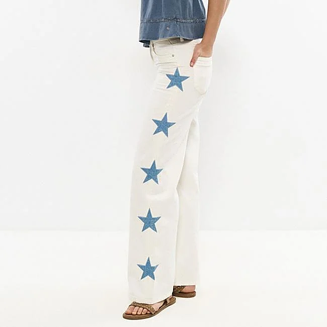 Vaqueros blancos con estrellas azules de Brownie, 69,90 euros.
